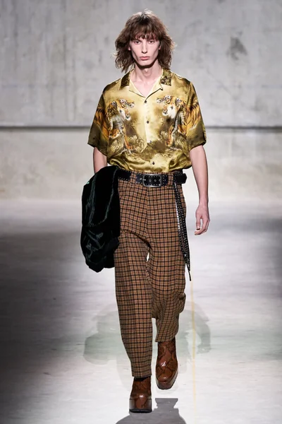 Look 15